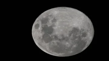 لغز فلكي.. يفسر عدم التناظر في سطح القمر